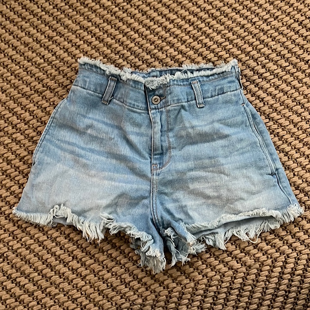 Hollister Ultra High-Rise Mom Shorts 3” in size 7 (w28). (Vintage Stretch)